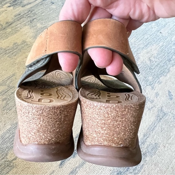 Bionica Gray and Tan Sandals - Picture 4 of 10